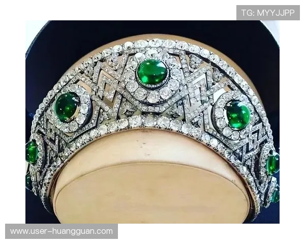 皇冠的佩戴技巧与搭配建议,助你在重要场合中展现尊贵气质 皇冠的佩戴技巧与搭配建议,助你在重要场合中展现尊贵气质